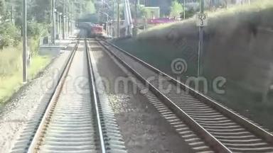 铁路通过另一列火车